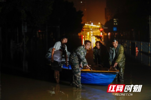 【迎战强降雨】穿越暴风雨随时为你出发！我们的名字叫“救援队队员”