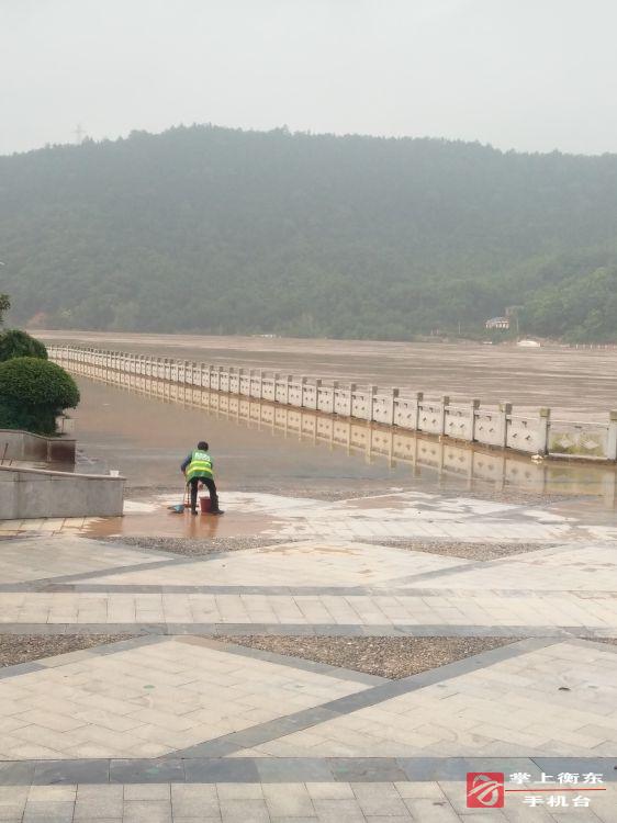 【迎战强降雨】洣水洪水刚退　群众自发清理防洪堤