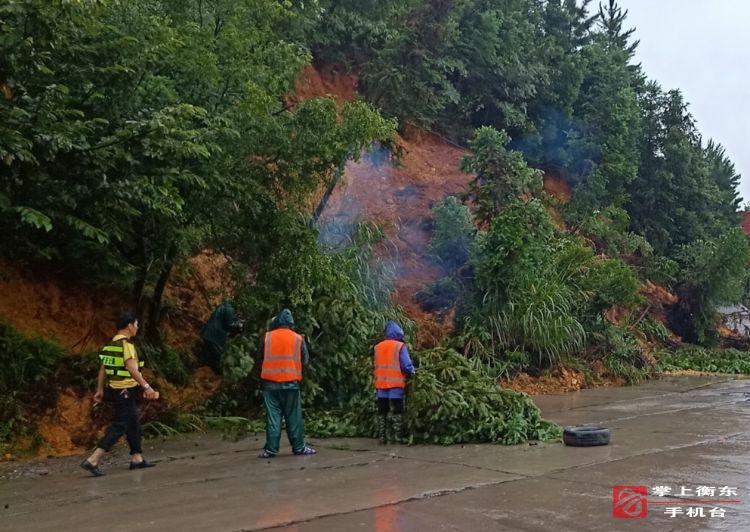 【迎战强降雨】县公路建设养护中心抢通抗洪抢险交通线