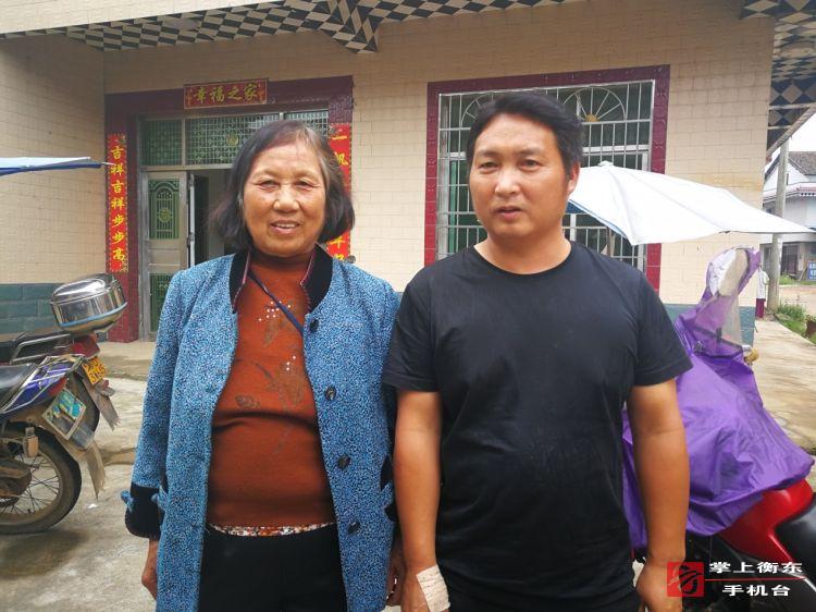 【迎战强降雨】草市镇一村干部奋力托起落水老人