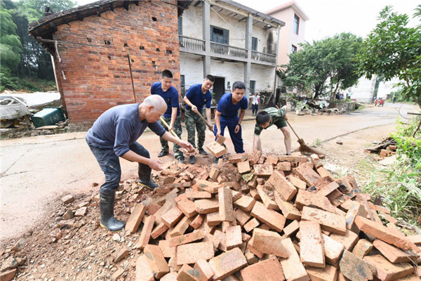 【迎战强降雨】衡东8旬老人灾后独自一人清理卫生　消防指战员路过赶紧帮忙