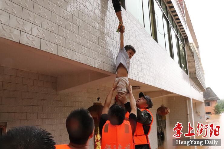 【迎战强降雨】湖南某预备役旅衡东救援：哪儿有需要，冲锋舟就驶向哪儿