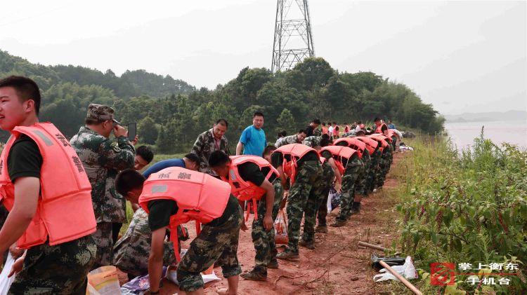 【迎战强降雨】12小时连续奋战　武警官兵联手干群决战湘江佳埗村段滑坡堤坝管涌群
