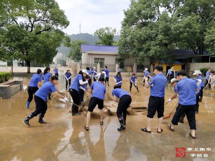 【迎战强降雨】城管人，众志成城清扫洣江公园