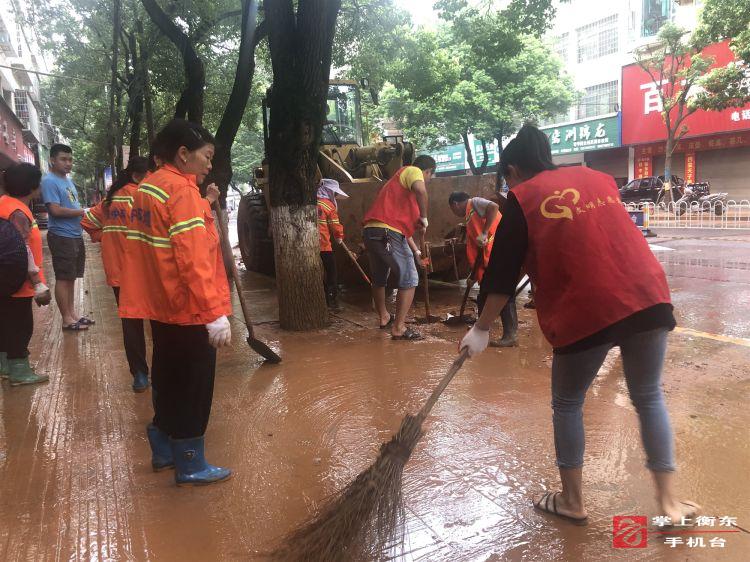 【迎战强降雨】我县多部门联合开展灾后消毒清淤工作