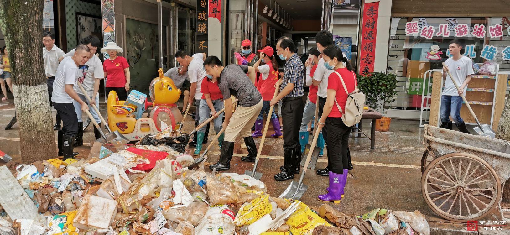 【迎战强降雨】县财政局志愿者开展灾后卫生大清扫