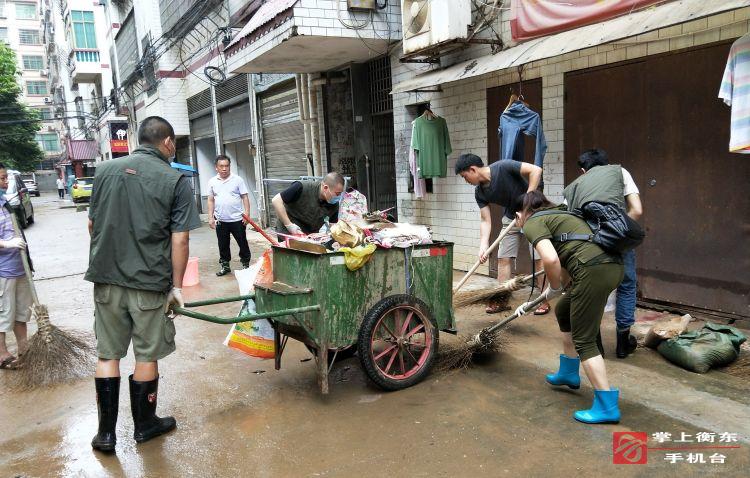 【迎战强降雨】县环保局志愿者清理洪水灾后垃圾