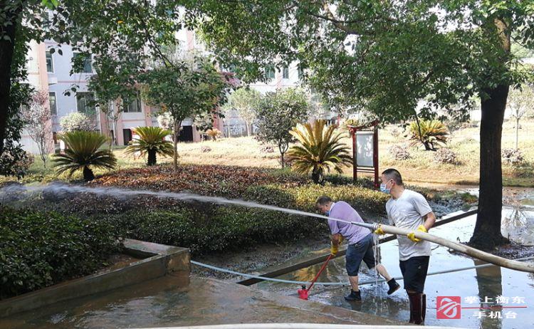 【万众一心　重建家园】洪水无情淹校园　师生齐心忙自救