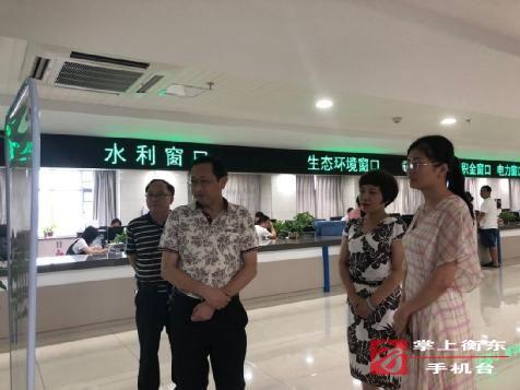 市行政审批服务局督查我县“放管服”改革工作