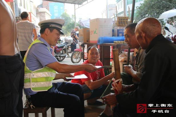 县交警队:道路交通安全宣传“进农村”