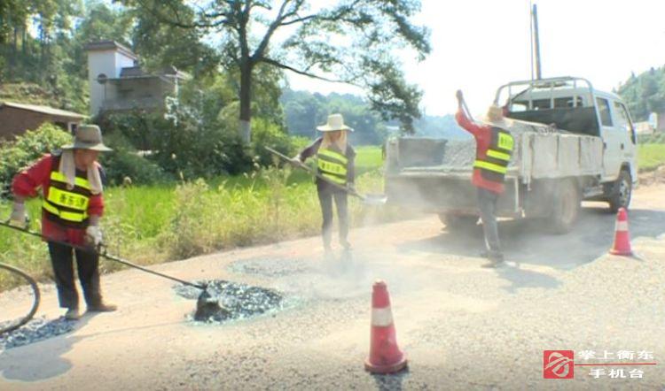 【最美奋斗者】公路养护工人：道路上最美丽的风景线