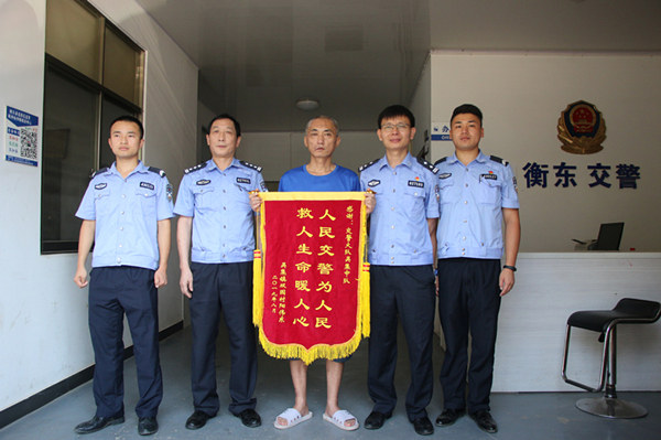 暖心！交警巡查路遇受伤男子　紧急救援转危为安
