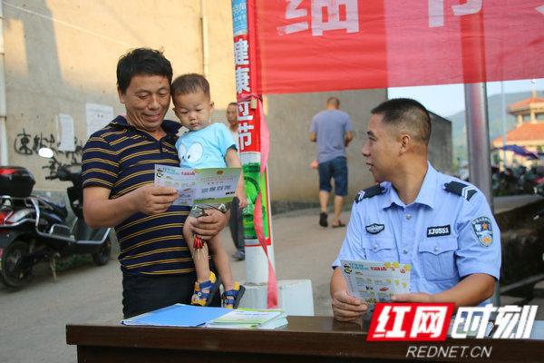 【媒体聚焦　看衡东】红网时刻报道：衡东交警逢“赶集日”进农村宣传道路交通安全