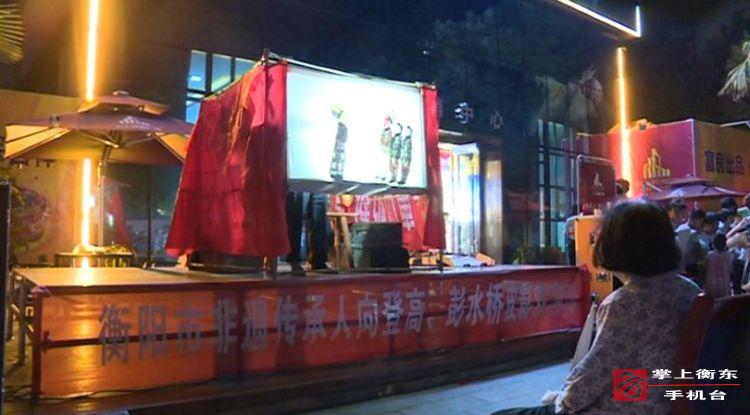 万上财富广场举办皮影戏表演