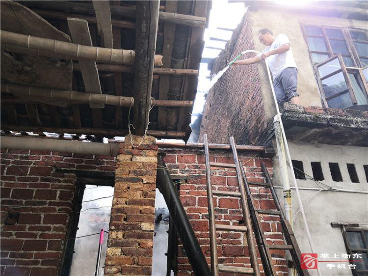 留守老人不慎引火灾　干群齐心及时扑救