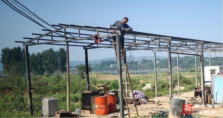 拆除违建砂场 守护碧水清流