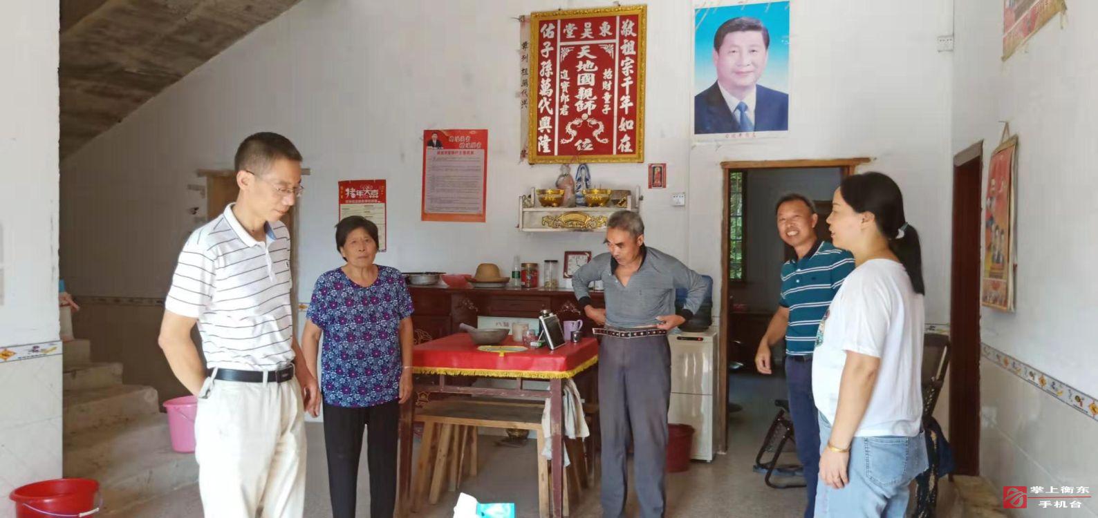 南湾乡干部慰问贫困户　自掏腰包献爱心