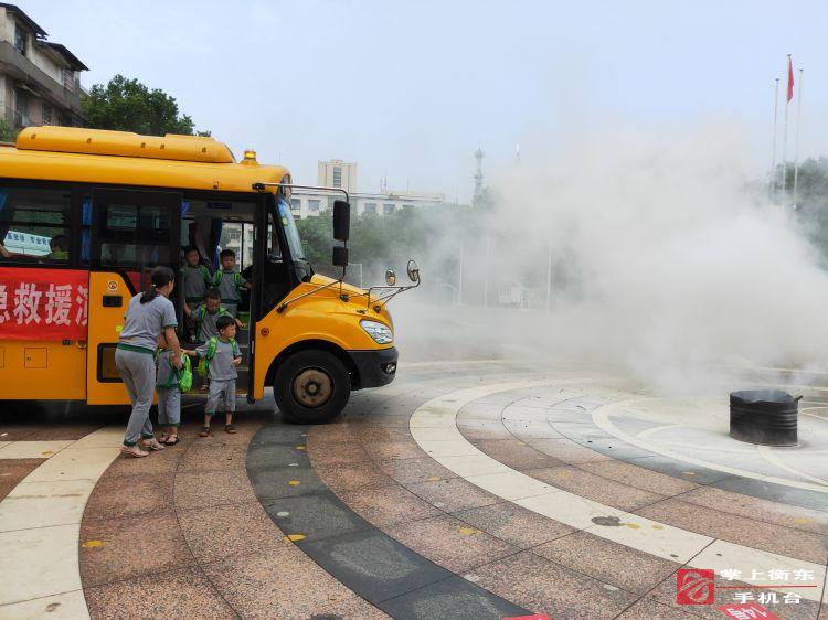 衡东交警教萌娃学交规