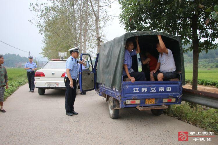 县交警开展农村交通违法大整治　严查三轮车违法载人