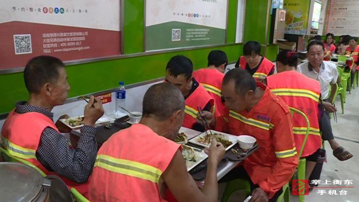 耄耋夫妇请400名环卫工人吃自助餐　数年捐献家乡公益事业近30万元
