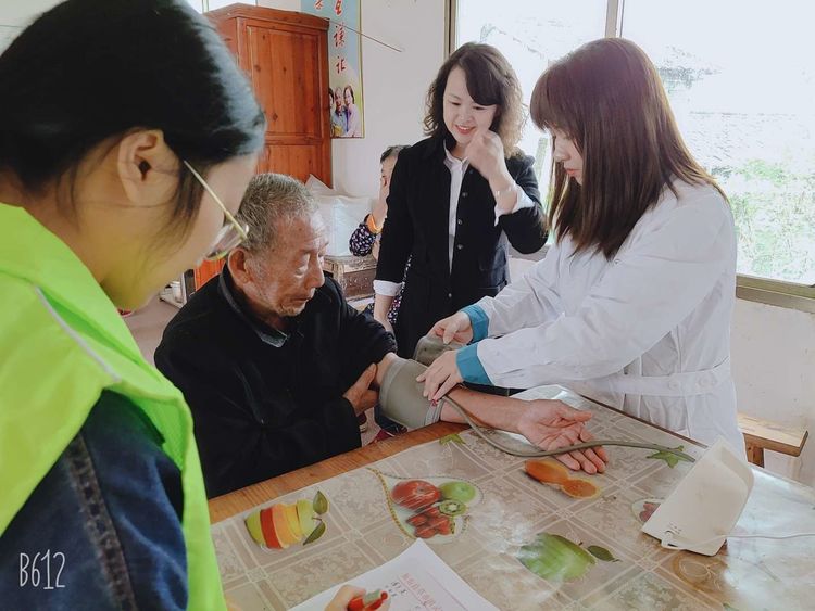 驻草市镇扶贫工作队开展敬老院献爱心活动