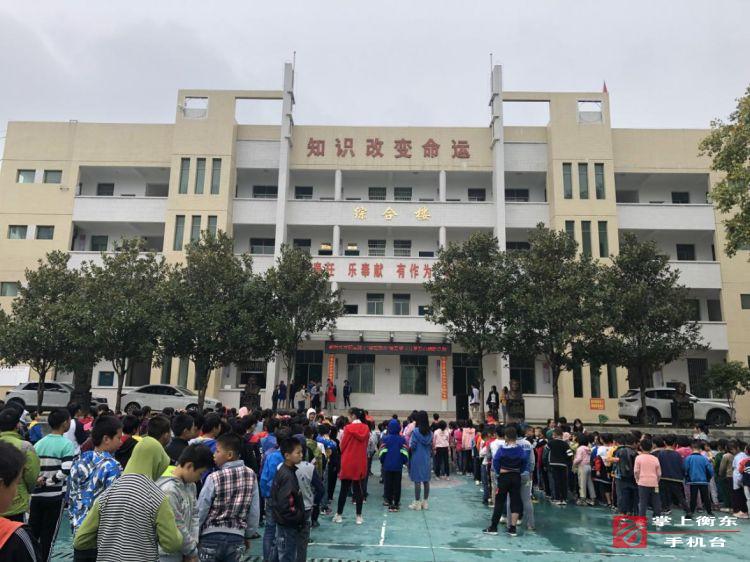爱心企业衣物捐赠　情暖南湾校园