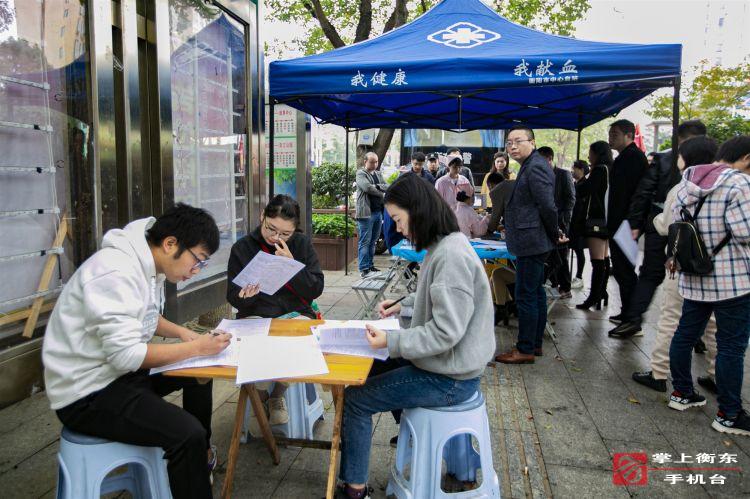 县融媒体中心组织员工无偿献血　