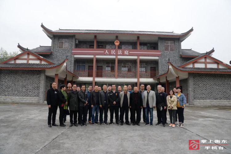 县法院赴花垣县交流学习法庭建设