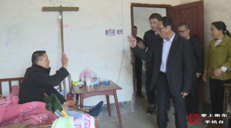 【户帮户亲帮亲　互助脱贫奔小康】县科工信局与东健药业赴白莲镇塘荷村慰问帮扶贫困