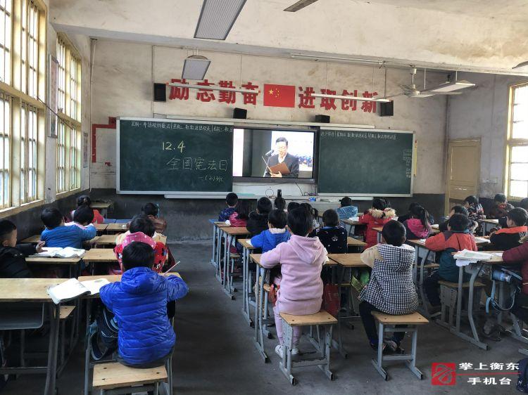 我县多校开展“学宪法、讲宪法，争做宪法小卫士”活动