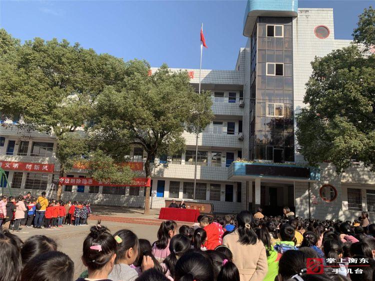 迎宾完小开展“交通安全知识进校园”活动