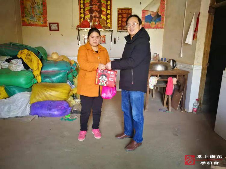 县法院开展贫困户走访慰问活动　贴心帮扶送温暖
