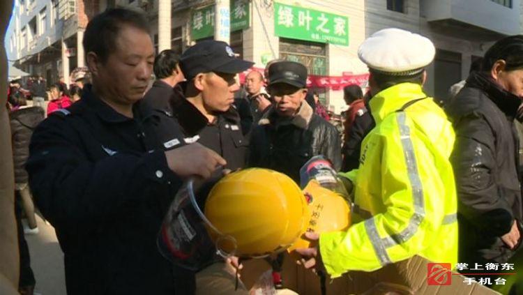 县交警大队开展送头盔下乡宣传活动