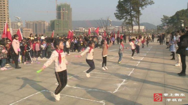 文冲完小组织学生在武家山公园举行跳绳比赛