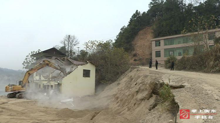 县水利水政监察执法大队依法拆除违法建筑物