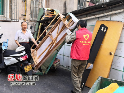 創(chuàng)衛(wèi)進行時 牡丹社區(qū)組織開展廢舊家具清理整治行動