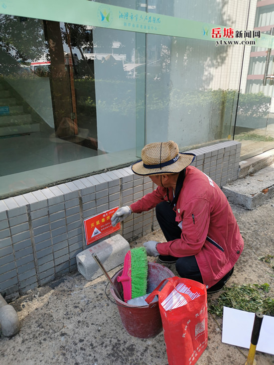 助力創(chuàng)衛(wèi) 盤龍社區(qū)更換毒餌站安裝安全警示牌