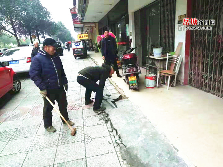 芙蓉社區(qū)拆除門店違建臺階 維護(hù)人行道整潔