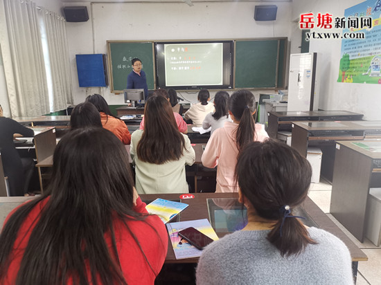 育才學(xué)校教育集團開展教師“學(xué)楹聯(lián)、長知識”培訓(xùn)活動