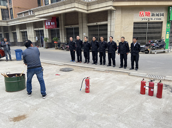 防患于未“燃” 飛機坪社區(qū)聯(lián)合物業(yè)開展消防演練