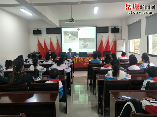 泗神廟社區(qū)聯(lián)合湘鋼三校教育集團開展法治宣傳活動