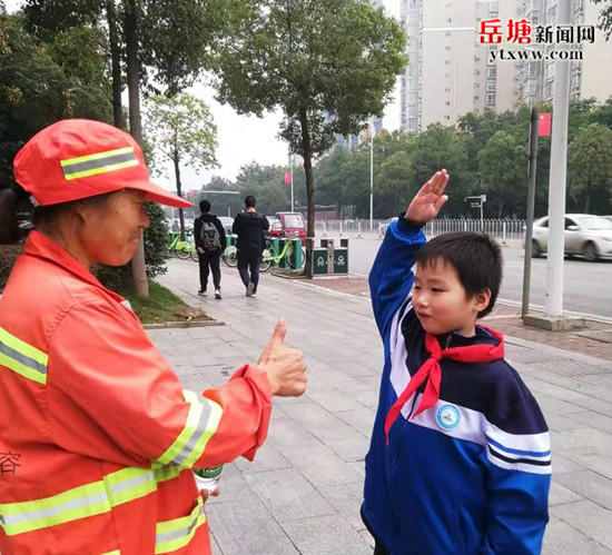 滴水湖學(xué)校開展“向城市美容師致敬”主題實踐活動