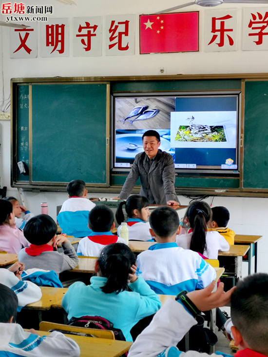 湘鋼三校教育集團(tuán)： 家長(zhǎng)進(jìn)課堂，帶孩子們遨游科技世界