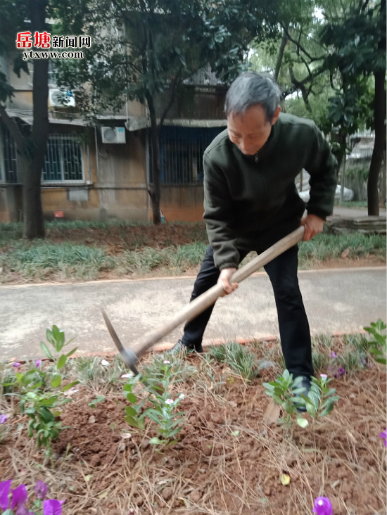 建設(shè)路社區(qū)八旬老黨員義務(wù)服務(wù)20年踐初心使命