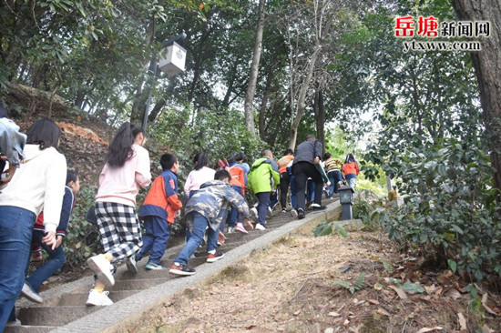 育才學校教育集團開展“爬山比賽”家校實踐活動