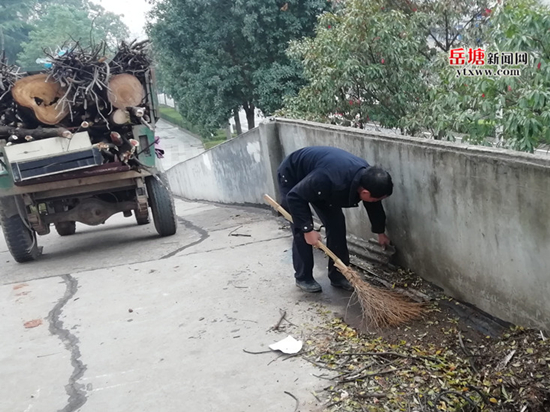 芙蓉社區(qū)：剪除樹枝安全隱患