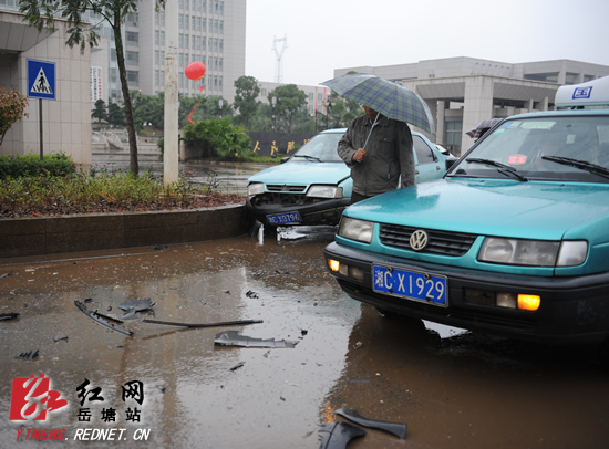 又一起交通事故!湘潭芙蓉大道3车"相吻(图)