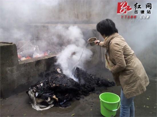 刘雅俊)10月30日上午,湘潭市岳塘区东坪街道三角坪社区工作人员在下户