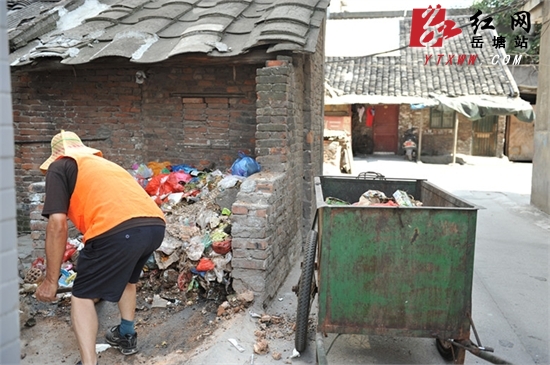 垃圾围子半月无人扫恶臭难闻 区领导协调处理