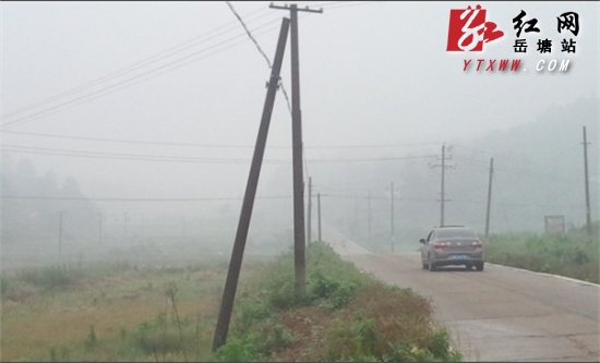 荷塘村道路旁多根电线杆雨后倾斜 盼修复